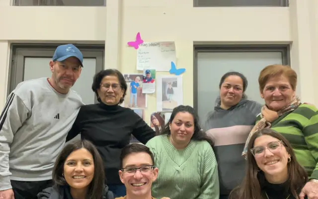 Personas adultas de uno de los grupos, reunidas en la sala de encuentro de la fundación.