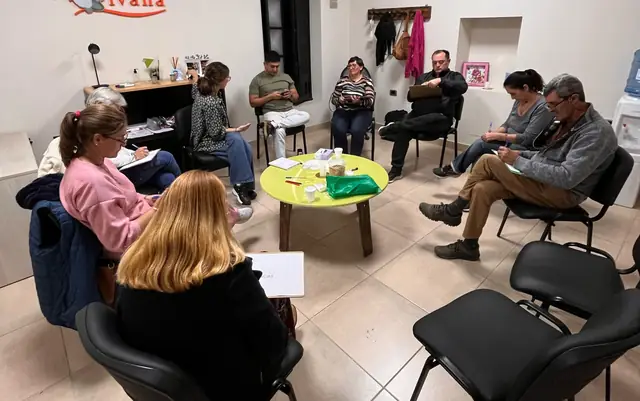 La sala de encuentro de la fundación, con las sillas en ronda y el logo en la pared.
