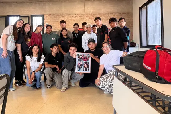 Estudiantes de una escuela secundaria junto a integrantes de la fundación, en el aula, después de una charla.